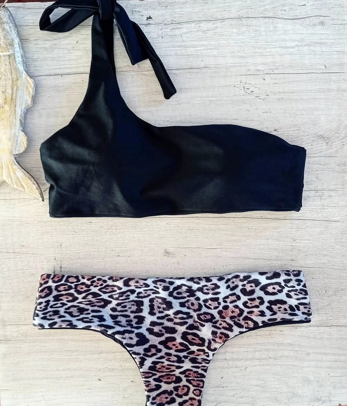 Top asimétrico más calzón bikini