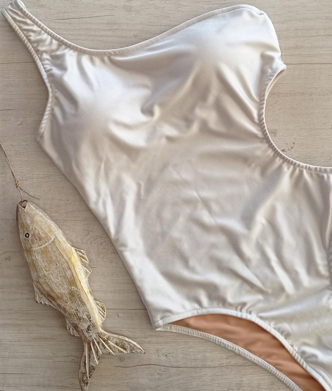 Traje baño entero sin un hombro color blanco perla